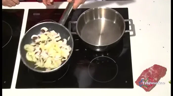 Soffriggere i funghi con la cipolla in una padella antiaderente con olio, sale e pepe. (166.61)