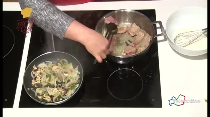 Aggiungere la panna acida preparata in precedenza (yogurt intero e panna fresca, riposata in frigo per 24 ore). (273.78, 357.669)