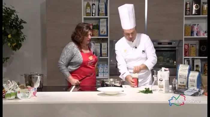 Aggiungere i pomodorini tritati. (366.86)