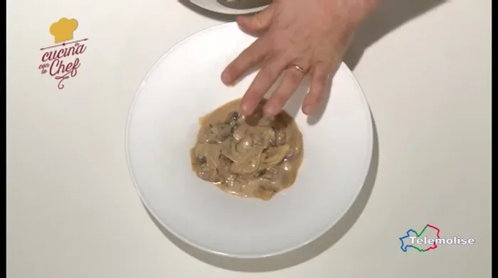 Servire con prezzemolo fresco tritato e fette di pane tostato (427.48)