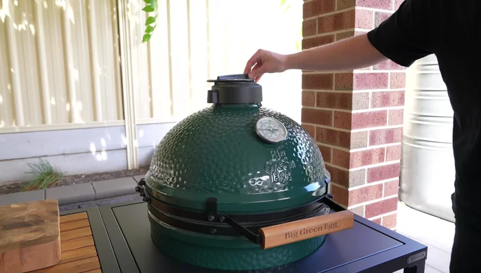 Cuocere l'agnello: Preriscaldare il barbecue a 240°C (470°F). Posizionare le costolette sulla griglia calda e cuocere per circa 3 minuti per lato per una cottura medio-rara. Ruotare ogni 1 minuto e mezzo circa per ottenere un motivo incrociato (facoltativo). Controllare la temperatura interna (50°C o 122°F). (124.039)