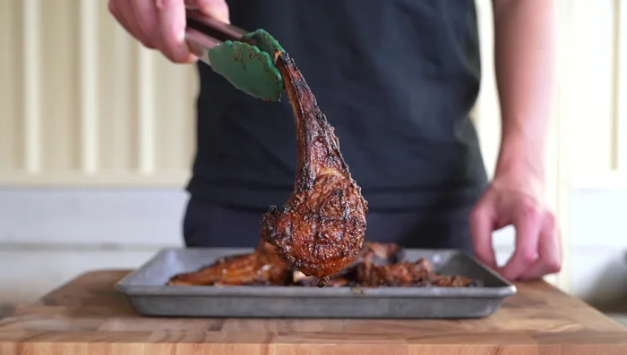Riposare l'agnello: Una volta cotto, togliere l'agnello dal barbecue e lasciarlo riposare per circa 5 minuti per permettere ai succhi di ridistribuirsi. (209.159)