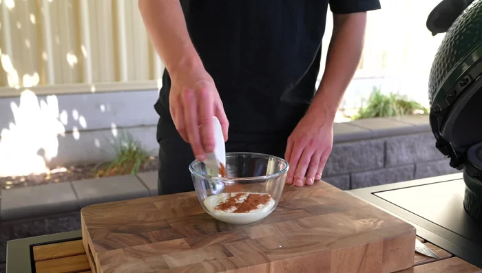 Preparare la salsa allo yogurt: In una ciotola, mescolare lo yogurt greco, la miscela di spezie messa da parte, il coriandolo e la menta tritati, il succo di limone, sale e pepe. Regolare il gusto a piacere. (76.92)