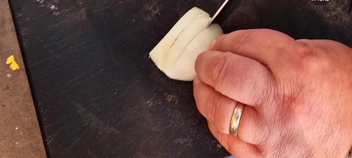 Preparare una bella cipolletta sottile.