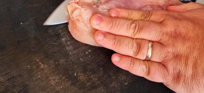 Aprire il petto di pollo a farfalla e batterlo per assottigliarlo.