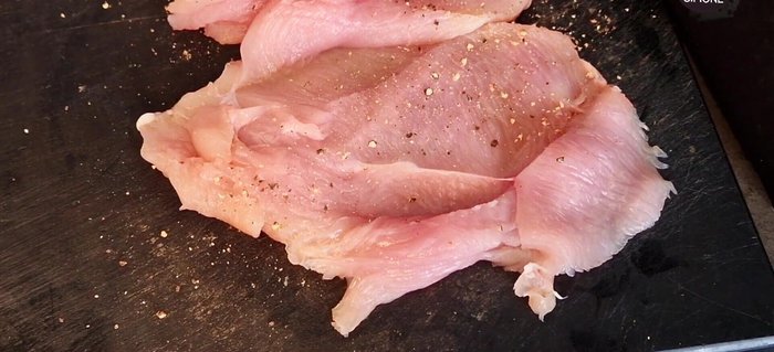 Condire il pollo con sale, pepe e paprica (sbattendo bene per farla penetrare).