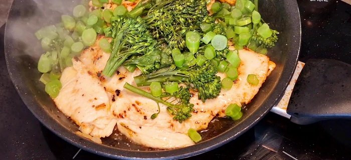 Aggiungere il sale ai broccoli.