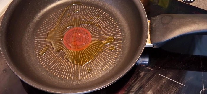 In una padella, soffriggere il guanciale con olio extravergine e burro chiarificato fino a quando il grasso diventa trasparente.