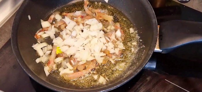 Aggiungere la cipolla e farla appassire. Sfumare con un goccio di vino bianco.