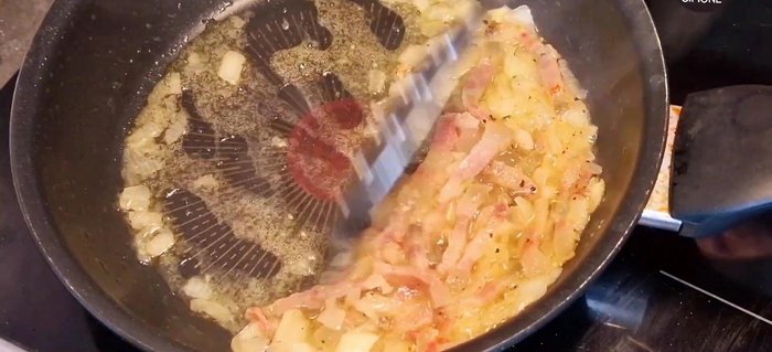 Scolare il grasso in eccesso, lasciando solo la cipolla e il guanciale.