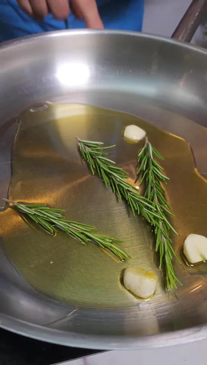Accendere il fuoco e far rosolare il tutto, insaporendo l'olio.