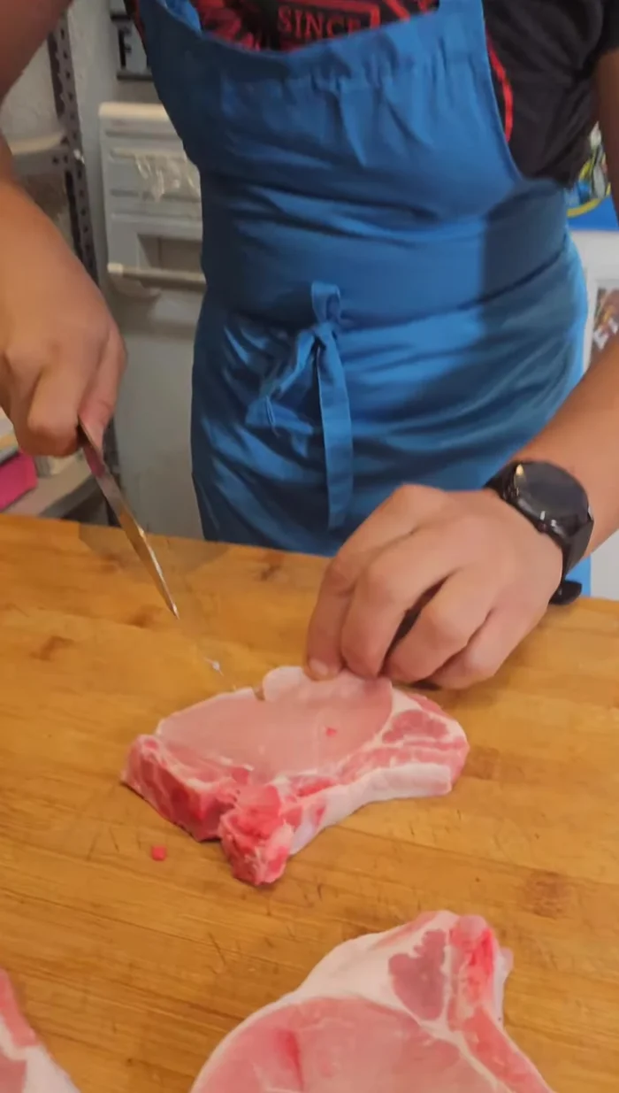 Intanto, preparare le costolette di maiale praticando un piccolo taglio sul lato con il grasso per evitare che si chiudano a bicchiere durante la cottura. Salare e pepare su entrambi i lati.