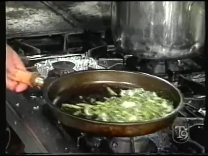 Unire le trofie al ragù di scampi.