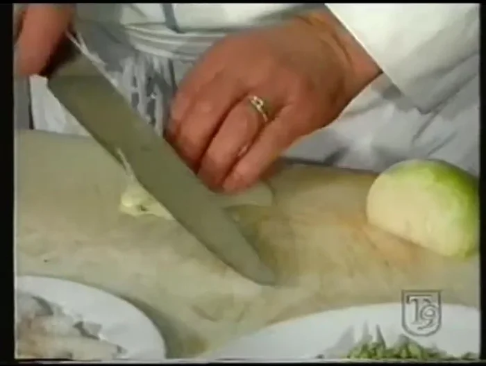 In una padella, far rosolare la cipolla con un goccio di olio extravergine di oliva.