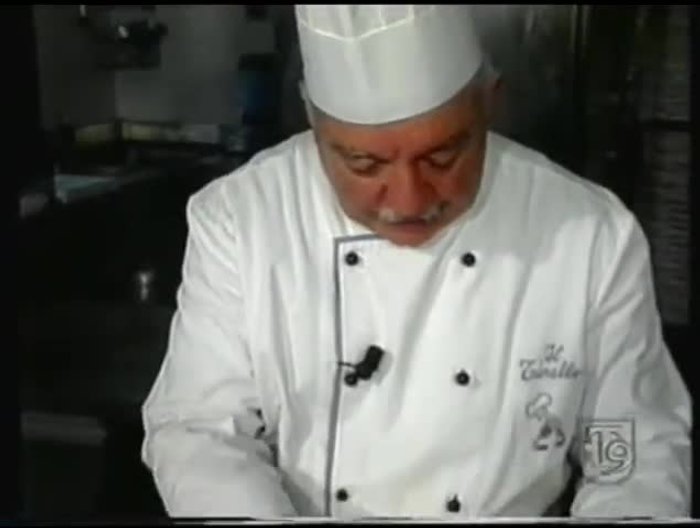 Preparare la cipolla, tritandola finemente.
