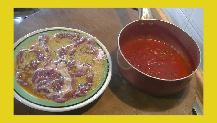 Preparare la salsa: far soffriggere un cipollotto di Tropea finemente tagliato nel burro, aggiungere la salsa di pomodoro e cuocere fino a quando la salsa si addensa. Aggiungere il prezzemolo a fine cottura.