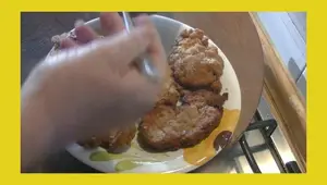 Cotolette di Maiale alla Bolognese: Ricetta facile e gustosa