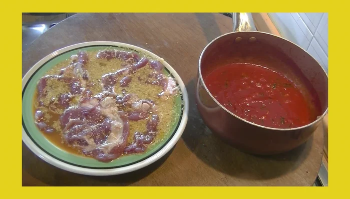 Friggere le cotolette in olio di semi fino a doratura.