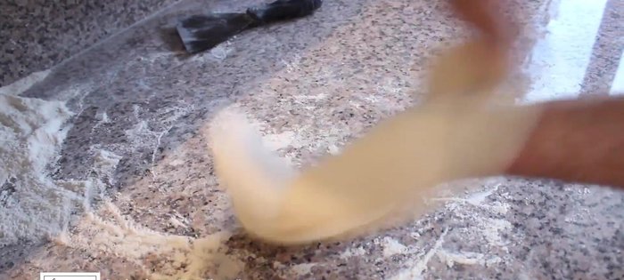 Stendere l'impasto per pizza.