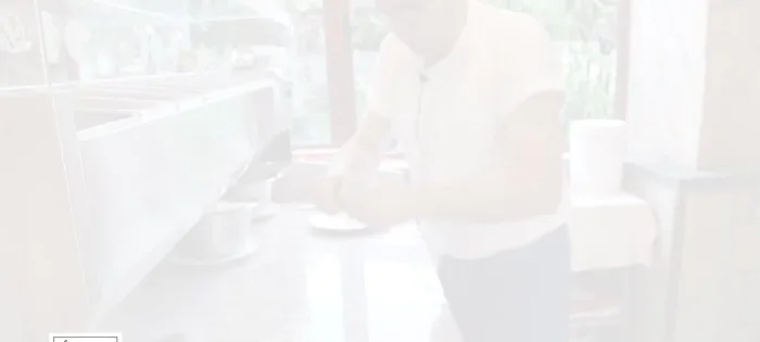 Distribuire la mozzarella di bufala.