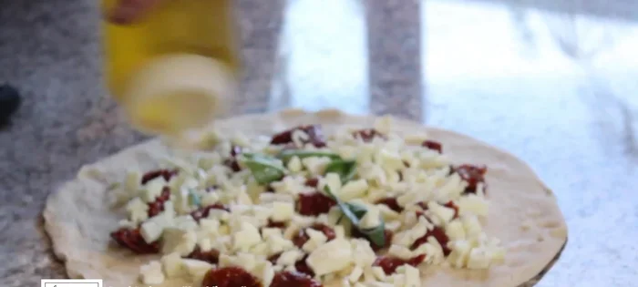 Condire con basilico fresco e olio extra vergine di oliva.