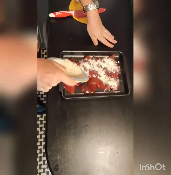 Impanare i fegatini di coniglio nella farina bianca.