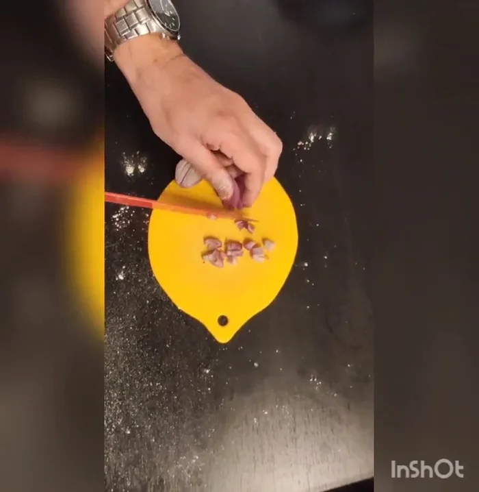 Affettare grossolanamente gli scalogni.