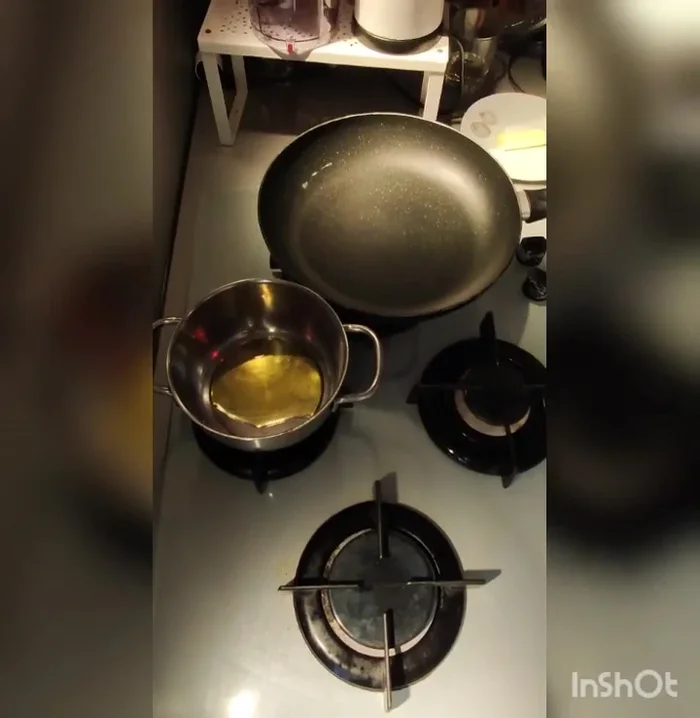 In un pentolino, soffriggere gli scalogni con 2 cucchiai di olio extravergine di oliva a fuoco basso.
