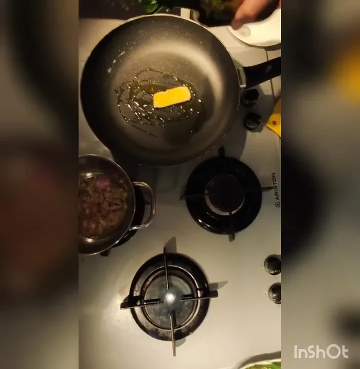Nel tegame antiaderente, sciogliere il burro e aggiungere 2 cucchiai di olio extravergine di oliva.