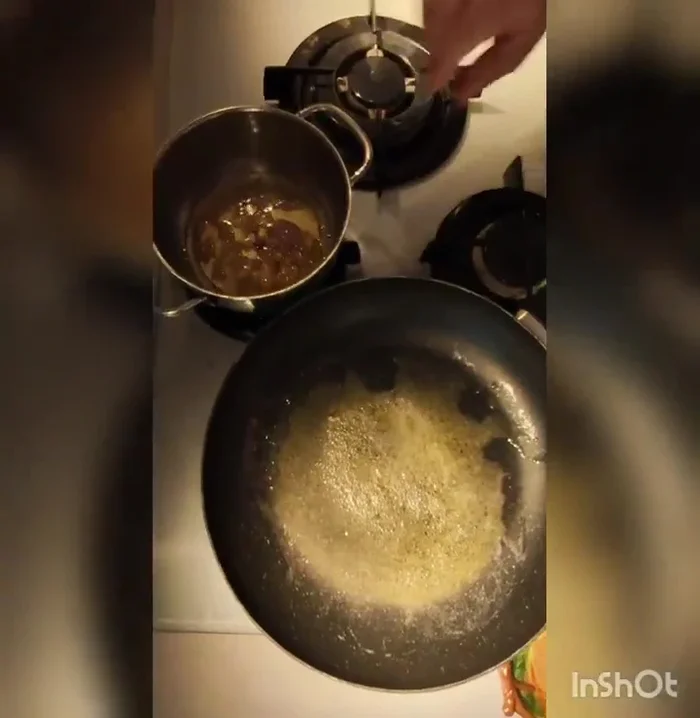 Sfumare con il vino bianco, coprire e lasciare cuocere.