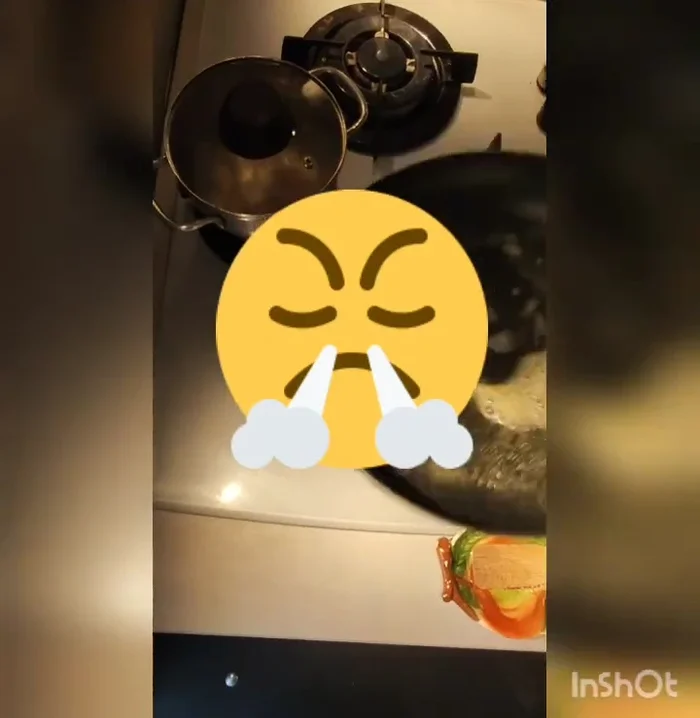 Aggiungere i fegatini impanati al tegame e rosolarli a fuoco medio-alto da entrambi i lati.