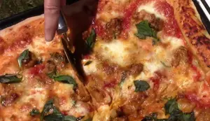 Pizza al Pollo al Curry Tailandese: Ricetta Facile!