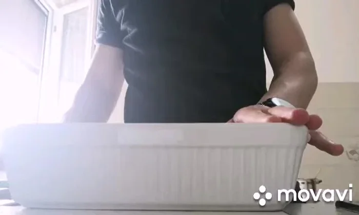 Disporre i lumaconi ripieni in una teglia, precedentemente spennellata con sugo di pomodoro (opzionale).