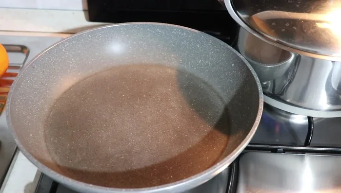In una padella, sciogliere 20 g di burro e soffriggere la cipolla tritata finemente.