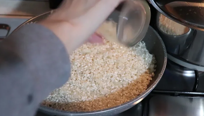 Sfumare con mezzo bicchiere di vino bianco, lasciando evaporare.