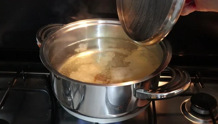 Preparare il brodo vegetale (acqua, sedano, carota, cipolla).