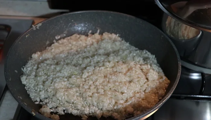 Aggiungere il brodo vegetale un mestolo alla volta, mescolando continuamente fino a cottura del riso.