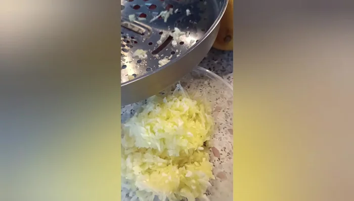 Aggiungere alla pasta un filo d'olio e rimescolare.