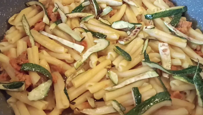 Servire la pasta con le zucchine croccanti come guarnizione.