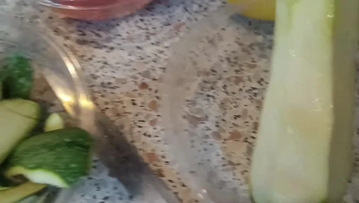 Rosolare le zucchine in padella con un filo d'olio fino a renderle croccanti. Mettere da parte.