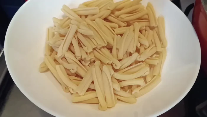 In una pentola, cuocere la pasta scelta (es. casarecce).
