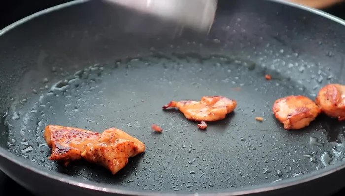 Togliere il pollo dalla padella e metterlo da parte in una ciotola.