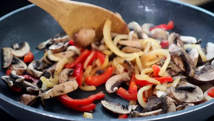 Aggiungere i funghi e cuocere per 3-4 minuti, finché non saranno teneri e dorati. Dopo 1 minuto e mezzo, aggiungere l'aglio.