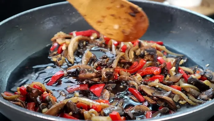 Aggiungere la salsa alla padella con i funghi. Aggiungere il pollo e ricoprirlo con la salsa.