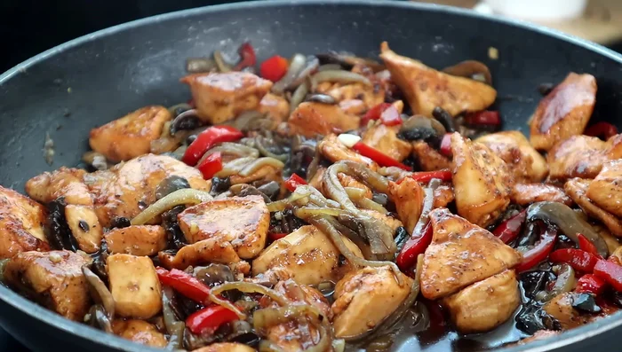 Preparare una pastella con amido di mais e acqua. Aggiungerla alla padella e cuocere per un altro minuto circa, finché la salsa non si sarà addensata.