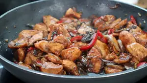 Pollo al Pepe Nero con Funghi: Ricetta Semplice e Deliziosa