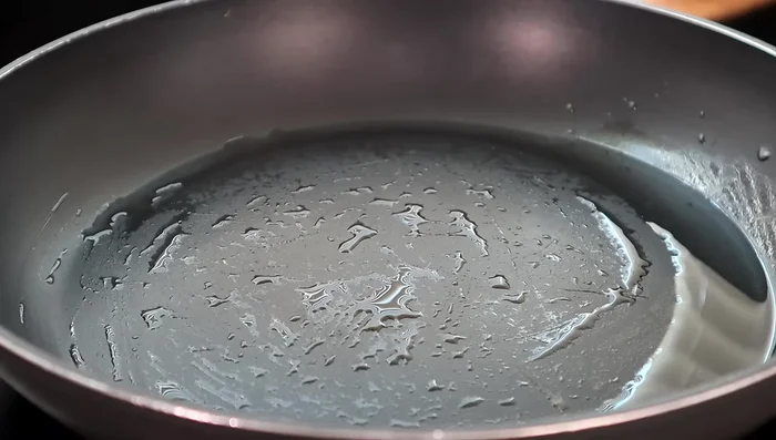 Scaldare un cucchiaio di olio vegetale in una padella a fuoco medio-alto. Aggiungere il pollo e cuocere per 2-3 minuti per lato, finché non è completamente cotto.