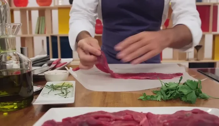 Preparare la carne: battere leggermente le fettine di manzo per ammorbidirle.