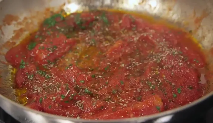 Condire la carne con sale, pepe e origano (secco se fuori stagione, fresco se in stagione).