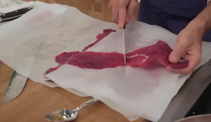 Aggiungere la carne alla salsa di pomodoro, mescolando delicatamente. Coprire la padella con un coperchio.